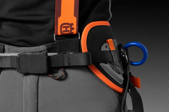 Háček a smyčka pro připevnění šlí